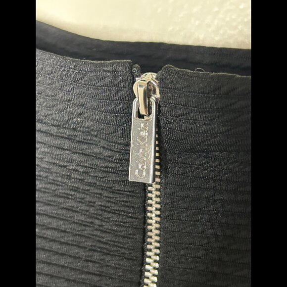 CALVIN KLEIN Elegant Flowy Black Skirt Textured Zippered Size 2 - Picture 5 of 5